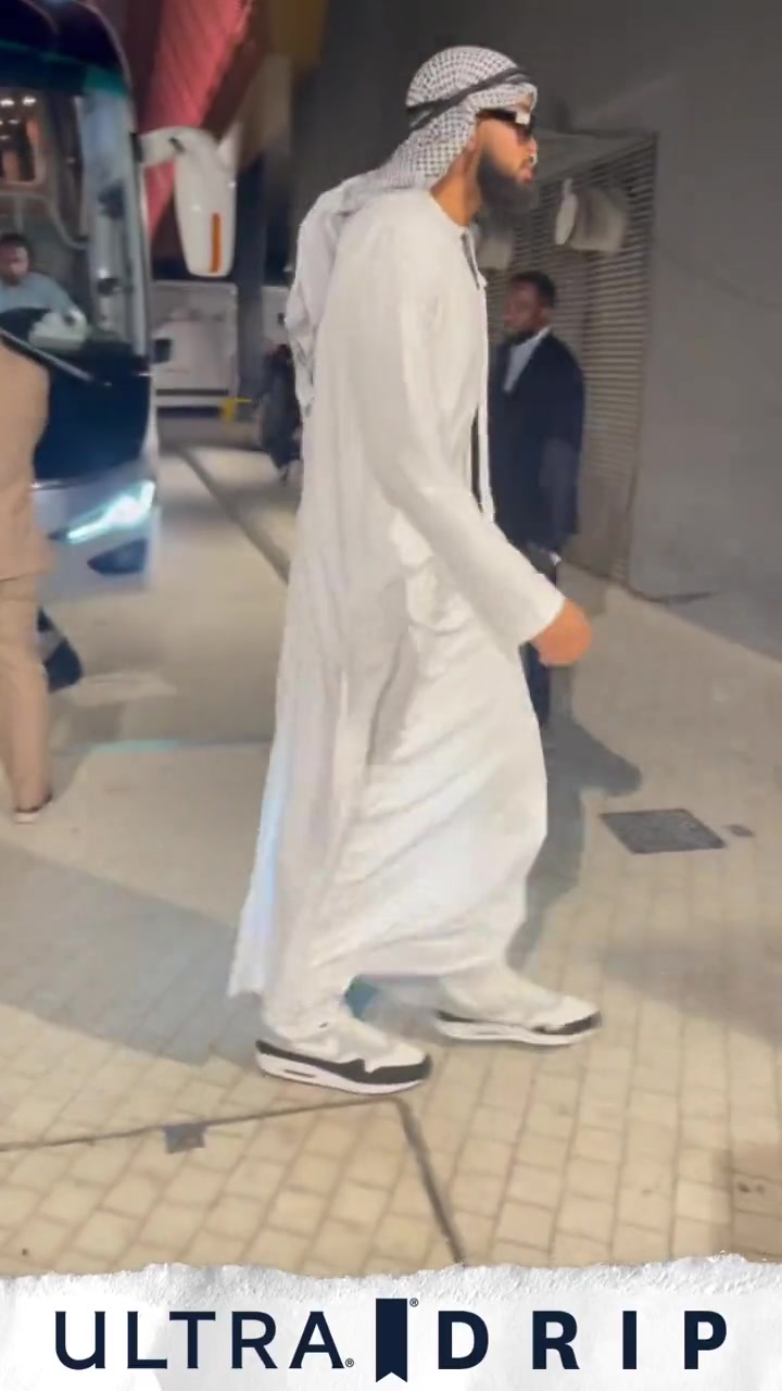 这装扮如何？唐斯赛前身穿阿拉伯标志性白袍入场